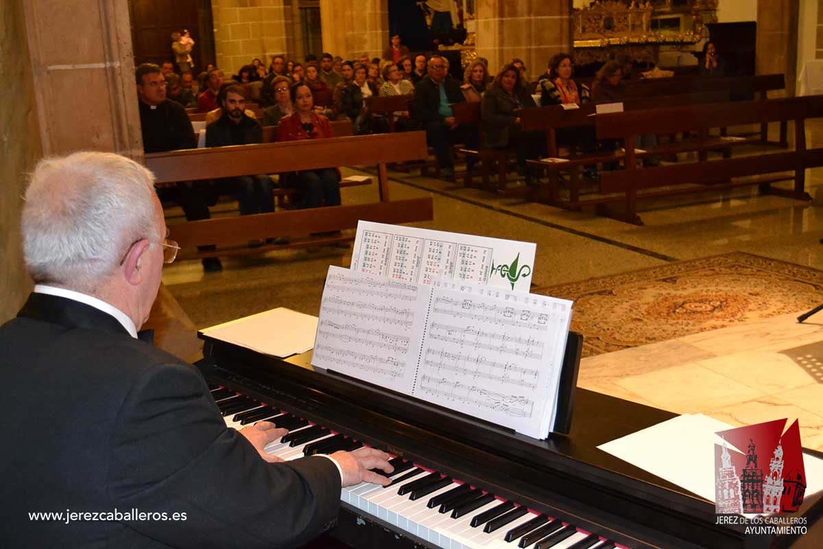 Las voces de la Coral y el Coro Infantil de la Escuela Municipal de Música, junto al organista Santiago Cordero ponen en valor la música sacra en la antesala de la Semana Santa