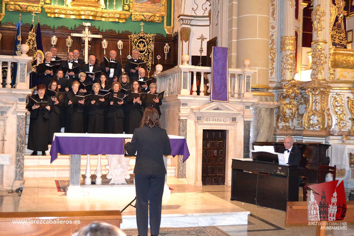 Las voces de la Coral y el Coro Infantil de la Escuela Municipal de Música, junto al organista Santiago Cordero ponen en valor la música sacra en la antesala de la Semana Santa