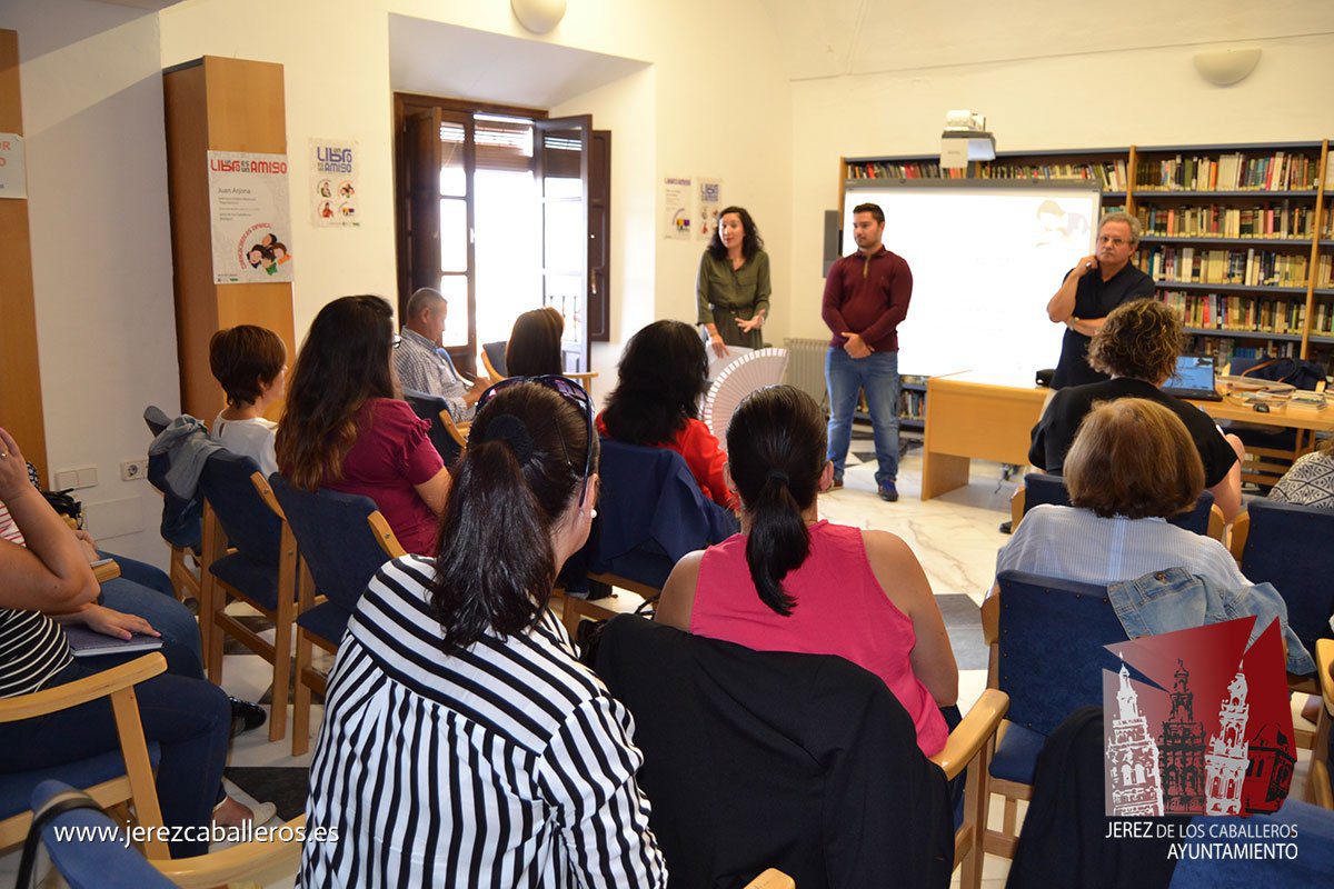 La biblioteca municipal de Jerez de los Caballeros acoge las jornadas formativas de “Un libro es un amigo 2017”