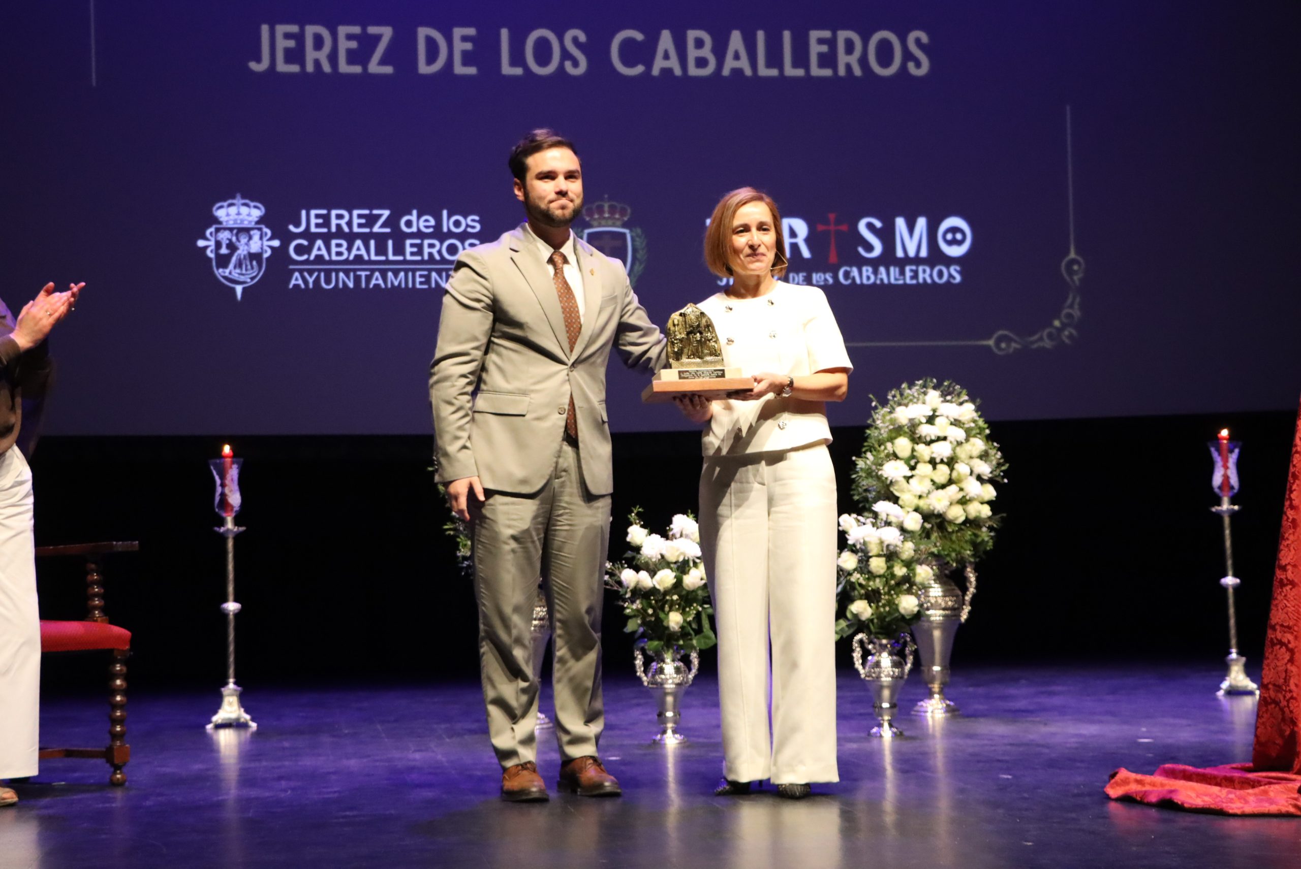 El alcalde de Jerez con la pregonera tras la entrega de un obsequio