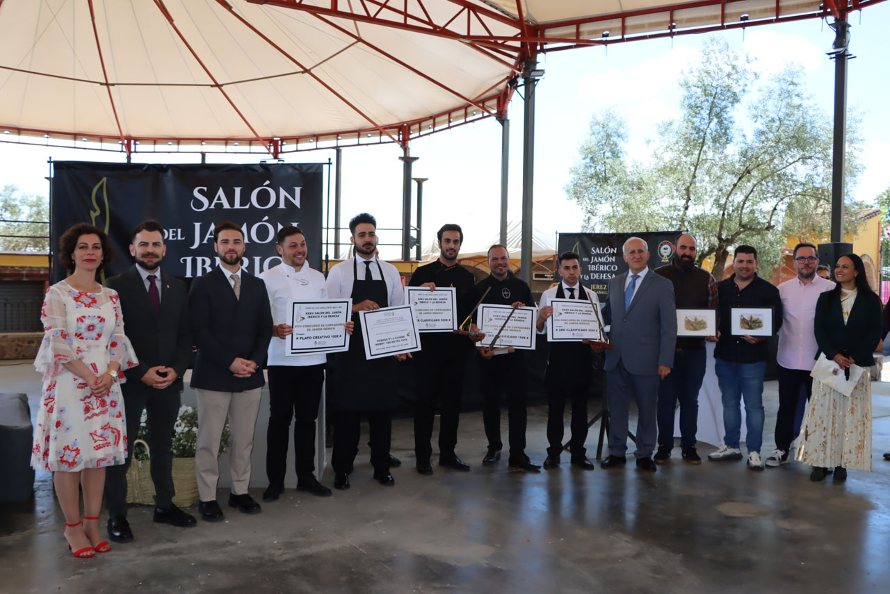 Autoridades, participantes y jurado tras la entrega de premios