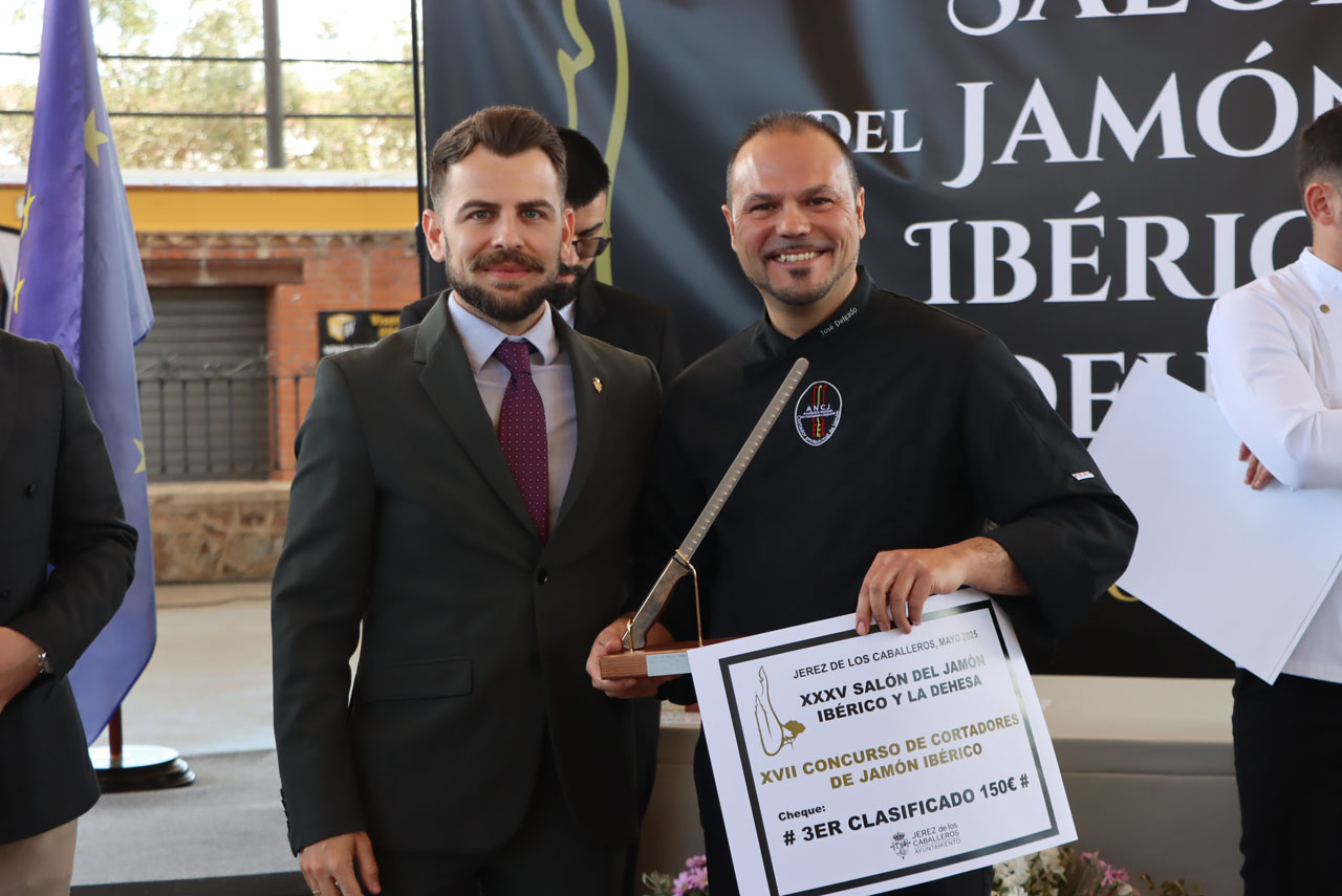 José Delgado Ortiz ganador del cuchillo de bronce