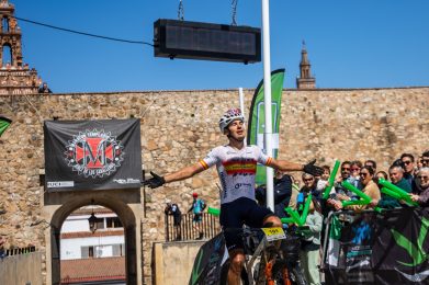 Picture by Javier Martínez de la Puente (Zubiko Photography) – Riders compete during the Preeuropeo Templarios MTB Race, a Copa de España XCM marathon mountain bike event. 12/04/2026 - MTB XCM - Preeuropeo Templarios MTB Race Copa de España - Jerez de los Caballeros, Jerez de los Caballeros (Spain)